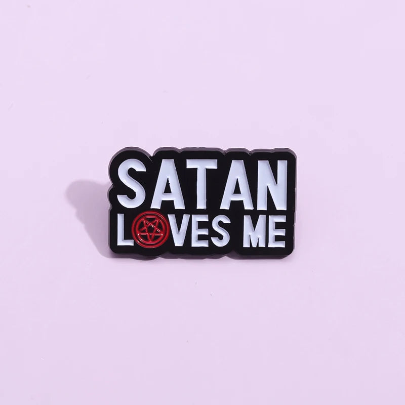 Emaille-Anstecker „Satan Love Me“ – Anstecknadel aus Hartmetall, für Rucksack, Kleidung, Kragen, Accessoires, Schmuck