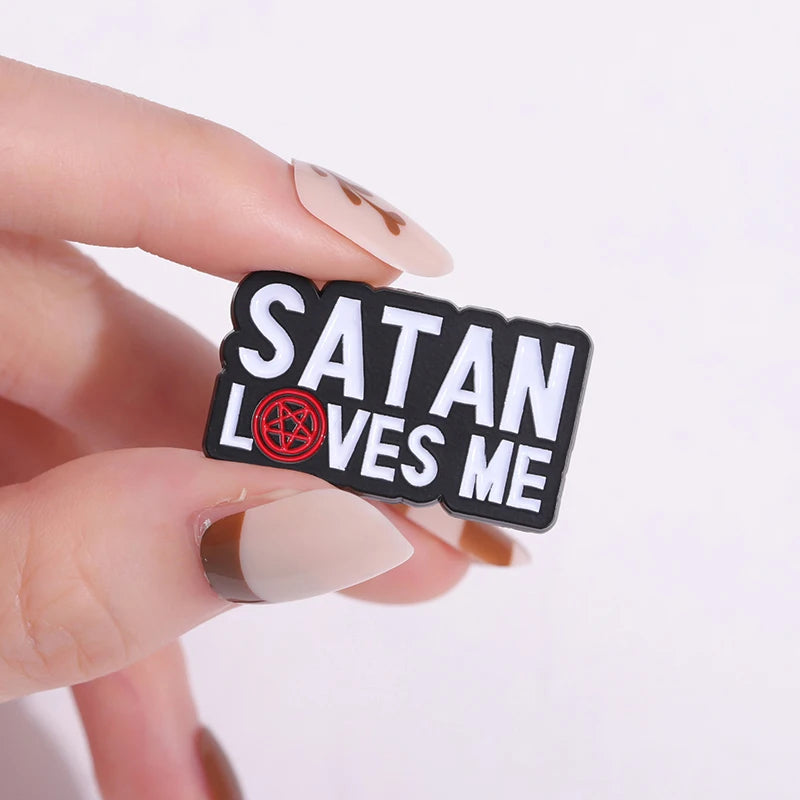 Emaille-Anstecker „Satan Love Me“ – Anstecknadel aus Hartmetall, für Rucksack, Kleidung, Kragen, Accessoires, Schmuck