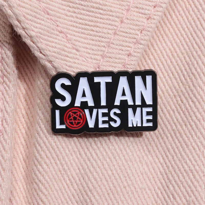 Emaille-Anstecker „Satan Love Me“ – Anstecknadel aus Hartmetall, für Rucksack, Kleidung, Kragen, Accessoires, Schmuck